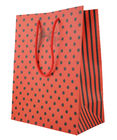 Il rosso ha personalizzato la borsa del regalo di Natale dei sacchi di carta con la corda rossa/sveglio stampata