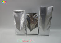 D'argento lucidi stanno su materia plastica d'imballaggio della borsa del foglio di alluminio del sacchetto la chiara