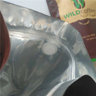 Le bustine di tè risigillabili che imballano il di alluminio stanno sulla borsa di caffè con la valvola