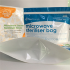 Le borse a chiusura lampo del rinforzo del fondo di microonda lucide stanno sul sacchetto di plastica della storta dello sterilizzatore