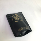 La borsa di caffè nero sta sulla borsa di polvere del tè/caffè/spuntino/siero di latte del commestibile del sacchetto