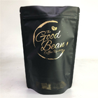 La borsa di caffè nero sta sulla borsa di polvere del tè/caffè/spuntino/siero di latte del commestibile del sacchetto