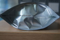 D'argento normali lucidi stanno SU la chiusura lampo d'imballaggio del sacchetto della stagnola per l'imballaggio per alimenti
