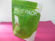 Verdi laminati riciclati stanno sulla chiusura lampo della borsa del sacchetto per crema facciale