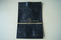 Il sacchetto nero opaco d'imballaggio della stagnola del chicco di caffè che imballa, sta la valvola su di degassamento