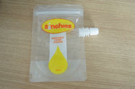 Chiaro stia sull'imballaggio giallo del sacchetto del becco riutilizzabile per l'imballaggio liquido