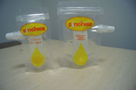 Chiaro stia sull'imballaggio giallo del sacchetto del becco riutilizzabile per l'imballaggio liquido