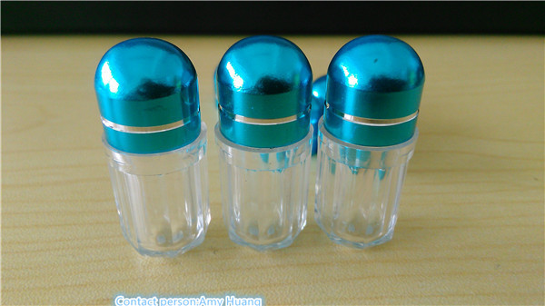 Le piccole bottiglie di pillola di plastica riutilizzabili svuotano i contenitori di plastica della pillola per la singola capsula