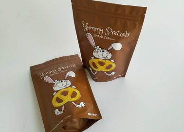Le borse della chiusura sottovuoto dell'alimento dello SGS, stanno sul sacchetto della chiusura lampo per la polvere della proteina del tè del biscotto del cioccolato del caffè