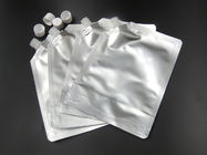 Ermetico stia sul sacchetto della stagnola che imballa la borsa d'argento verticale del di alluminio con la chiusura lampo ed il becco