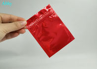 La stagnola di plastica sta sul sacchetto che imballa un colore di tre CMYK sigillato lato per il regalo dei gioielli