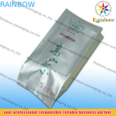 L'ANIMALE DOMESTICO /AL/PE sta sulle bustine di tè che imballano con il rinforzo laterale