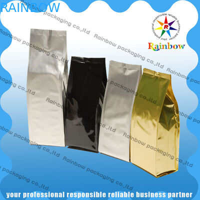 Materiali su ordinazione di stampa variopinta stanno sulle bustine di tè che imballano con il rinforzo inferiore