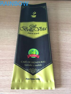 Sacchetti di plastica rossi del caffè che imballano il commestibile con il fondo