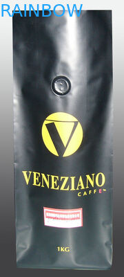 Le bustine di tè argentee della chiusura sottovuoto che imballano il rivestimento opaco stanno su con la valvola di degassamento