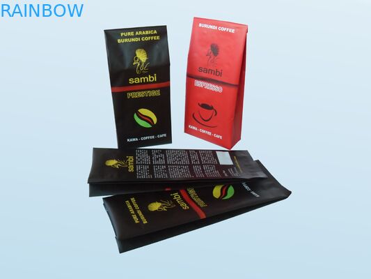 Le bustine di tè argentee della chiusura sottovuoto che imballano il rivestimento opaco stanno su con la valvola di degassamento