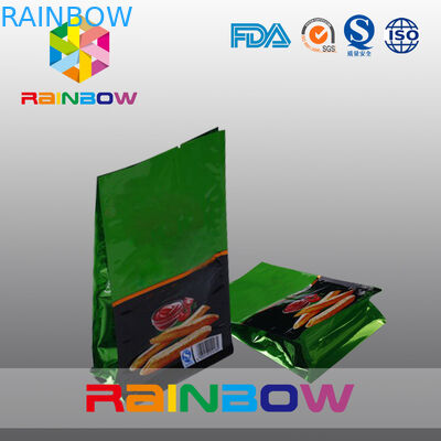 Il fondo piatto brillante di plastica di rivestimento sta sui chip che imballano la borsa con la tacca dello strappo