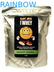 L'oro sta sul sacchetto pieno lucido della stagnola di stampa che imballa con la chiusura lampo