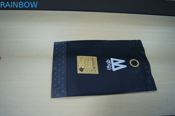 I sacchetti di plastica di Moyee che imballano nero opaco stanno sul sacchetto con la borsa di caffè della valvola