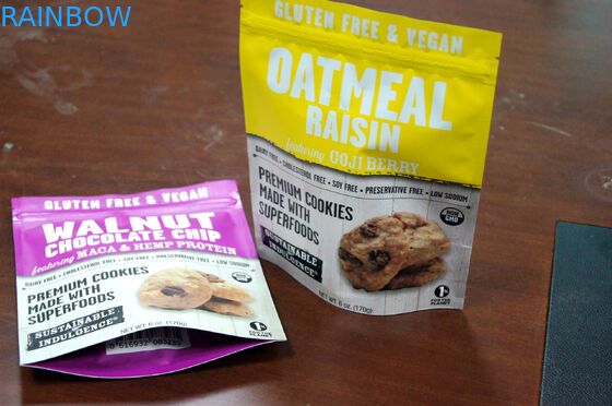 Il commestibile sta sul dado della chiusura lampo, borsa di stoccaggio dello spuntino/borsa asciutta dell'alimento allineata stagnola