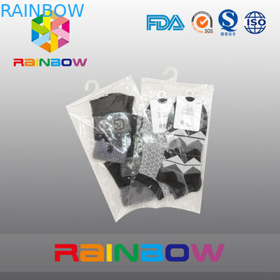 Chiari sacchetti di plastica candidi che imballano la borsa d'attaccatura del gancio con la chiusura lampo per i calzini
