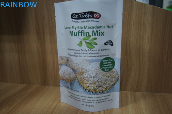 Vivi stampati stanno sui biscotti del di alluminio che imballano la termosaldatura superiore dei sacchetti