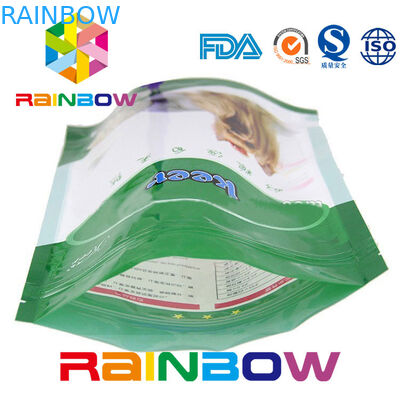 Sventi stanno sul sacchetto dell'alimento per animali domestici con la chiusura lampo, ossequi di plastica del cane 500g che imballano la borsa