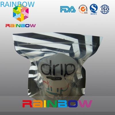 Stia sui sacchetti di plastica lucidi del gelato che imballano con la chiare finestra e chiusura lampo