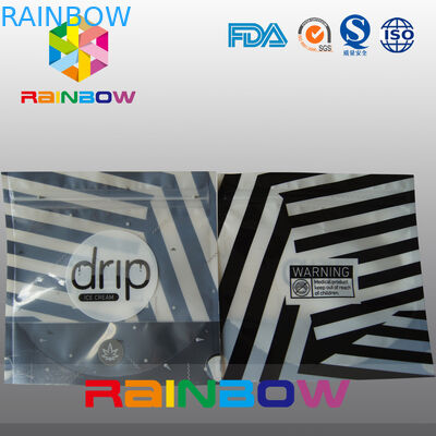 Stia sui sacchetti di plastica lucidi del gelato che imballano con la chiare finestra e chiusura lampo