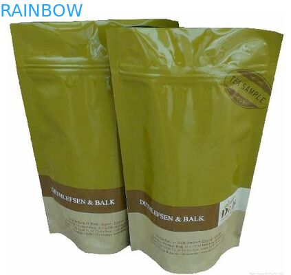 Il commestibile sta sul sacchetto di plastica del di alluminio per tè che imballa con la cima della chiusura lampo