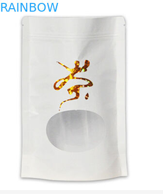 La carta kraft bianca del fondo piatto sta sulla borsa con la chiusura lampo mylar a chiusura lampo e la finestra