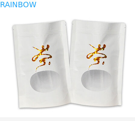 La carta kraft bianca del fondo piatto sta sulla borsa con la chiusura lampo mylar a chiusura lampo e la finestra