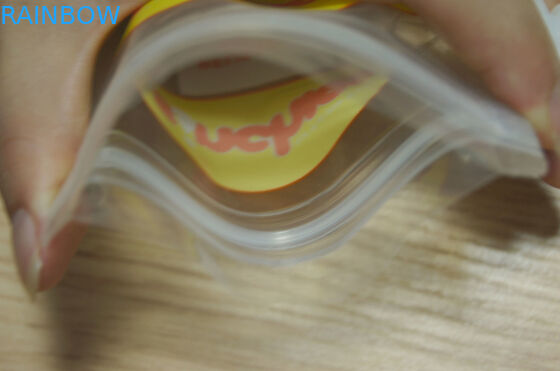 L'imballaggio impermeabile riutilizzabile del sacchetto del becco sta sul sacchetto a chiusura lampo degli alimenti per bambini con il becco