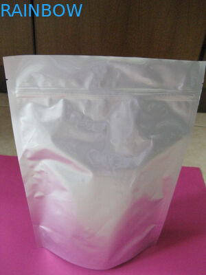 Impermeabile stia sul sacchetto della stagnola che imballa la borsa pura del di alluminio per caffè/tè