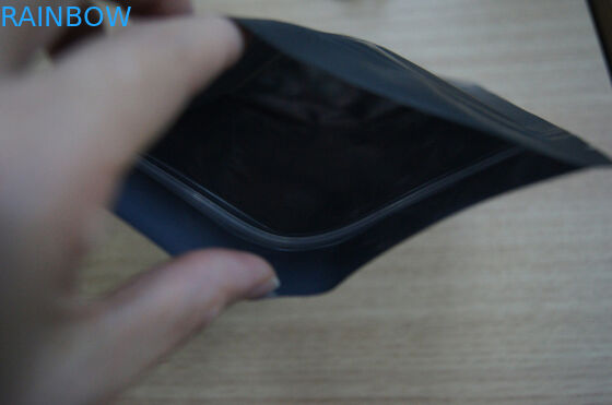 Le bustine di tè del di alluminio che imballano/stanno sulla borsa di caffè di plastica nera di Matt con la serratura dello zip