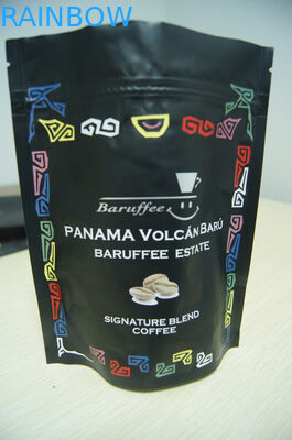 A chiusura lampo stia sul sacchetto della stagnola del di alluminio che imballa per il tè/caffè/liquido