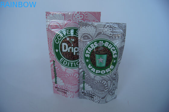 La borsa opaca nera dell'alimento del di alluminio, sta sull'imballaggio del chicco di caffè