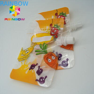 I sacchetti gettati chiara bevanda, liquido di plastica stanno sul sacchetto con la cima del becco