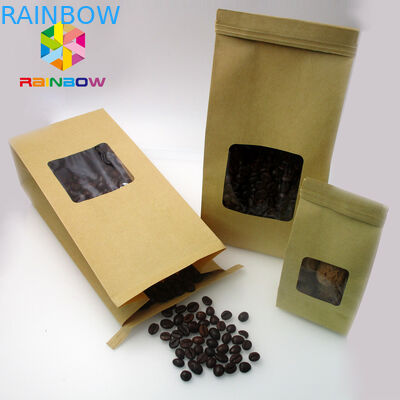 L'abitudine ha stampato la carta kraft Allineata stagnola sta sulla borsa del sacchetto con la chiara finestra per il chicco di caffè