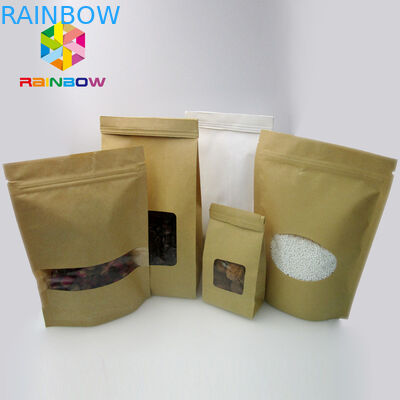 L'abitudine ha stampato la carta kraft Allineata stagnola sta sulla borsa del sacchetto con la chiara finestra per il chicco di caffè