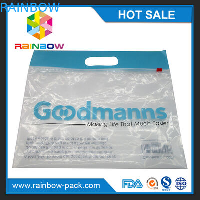 La borsa a chiusura lampo del cursore del PE con il logo sta sulle chiare borse anteriori della serratura dello zip della borsa con la parte anteriore a chiusura lampo della radura della borsa stampata codice di upc