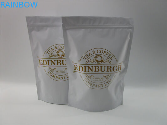 Il sacchetto di plastica dello zip sta sul sacchetto della stagnola che imballa per la carne, la carne di maiale, il manzo, frutti di mare