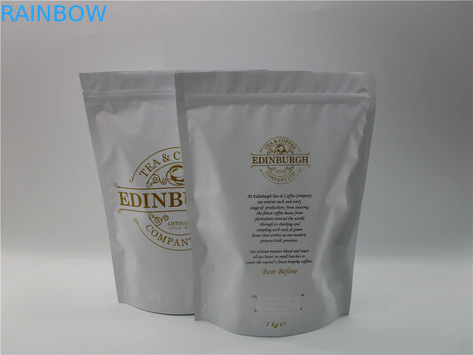 Il sacchetto di plastica dello zip sta sul sacchetto della stagnola che imballa per la carne, la carne di maiale, il manzo, frutti di mare