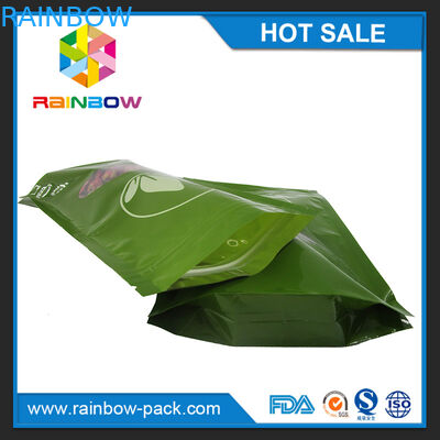 Le bustine di tè verdi che imballano Mylar stampato stanno sulla borsa a chiusura lampo con la chiara finestra