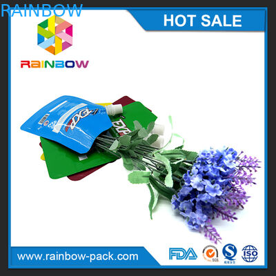 I sacchetti di plastica risigillabili che imballano liquido stampato stanno sul sacchetto del becco con la chiusura lampo