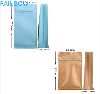 L'imballaggio nero opaco riutilizzabile dei sacchetti di plastica sta sul sacchetto per il chicco di caffè