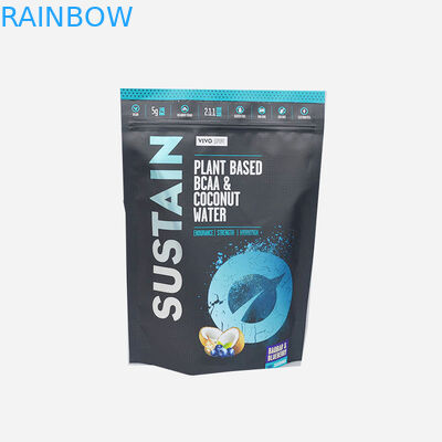 L'imballaggio nero opaco riutilizzabile dei sacchetti di plastica sta sul sacchetto per il chicco di caffè