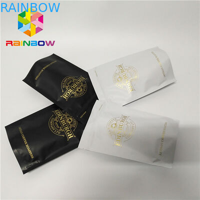 Le borse di plastica 500g del rinforzo del fondo della chiusura lampo stanno sul sacchetto risigillabile della chiusura lampo del caffè