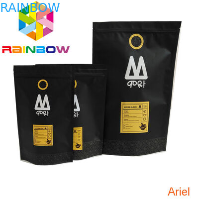 L'imballaggio nero opaco della borsa dello spuntino della chiusura lampo di plastica sta sul sacchetto risigillabile della chiusura lampo del caffè