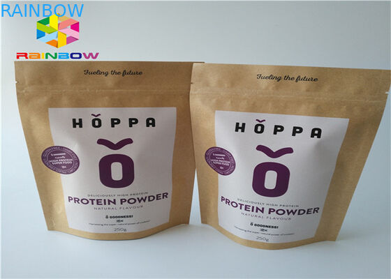 La carta kraft stampata su misura a chiusura lampo sta sulla borsa dell'imballaggio di plastica dello spuntino di bue essiccato del sacchetto con la chiara finestra